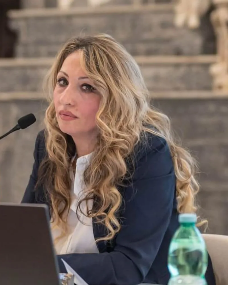 Luisa D'Aniello al tavolo dei relatori all'Università Suor Orsola Benincasa di Napoli