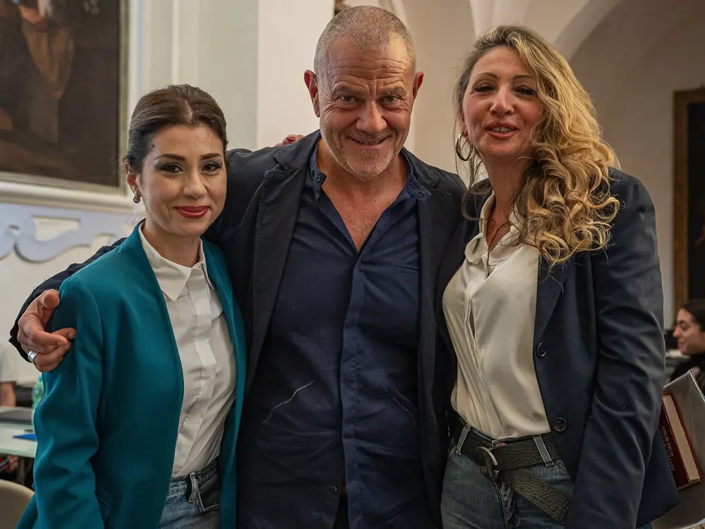 Luisa D'Aniello con il giornalista Giulio Golia e la moderatrice dell'incontro all'Università Suor Orsola Benincasa