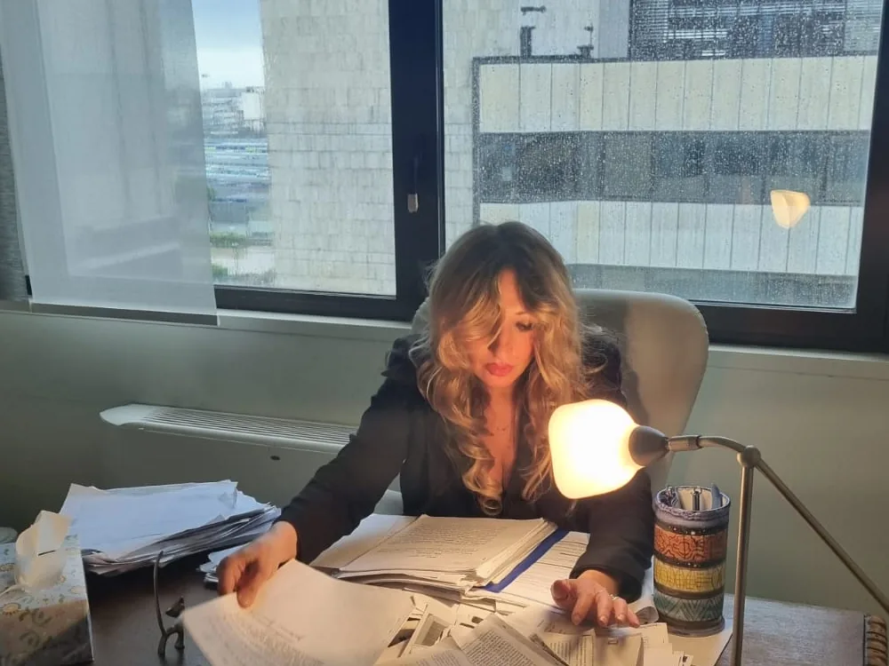 Luisa D'Aniello nel suo studio, alla scrivania fra i fascicoli